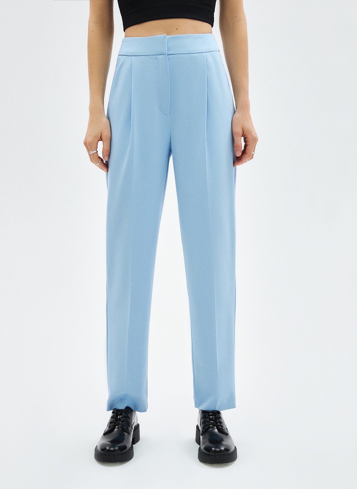 Брюки укороченные зауженные к низу, цвет: голубой Allweneed
Зауженные брюки на средней посадке из костюмной ткани. Модель на складке и со стрелкой. Ткань хорошо держит форму, поэтому изделие долго сохраняет свой первоначальный вид. Два кармана с отрезным бочком и скрытая застёжка на молнии. Брюки умеренного, классического силуэта, которые легко сочетаются с жакетом. База для офиса, деловых встреч и просто для жизни.