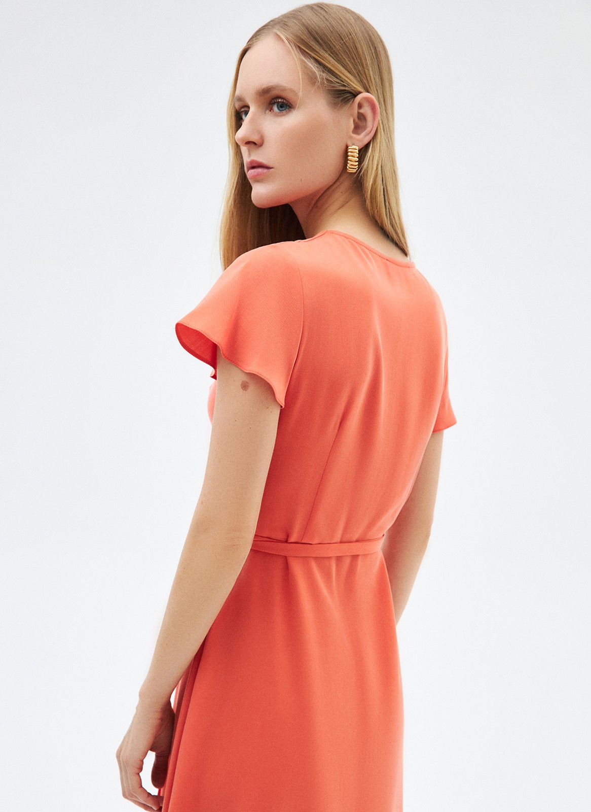 


Летящее платье длины миди с запахом, формирующим красивый v-образный вырез. Короткие свободные рукава подчёркивают изящность рук. Тонкий пояс-завязка создаёт акцент на талии и затягивает модель по фигуре. Это платье, про которое можно смело сказать и в пир, и в мир. Выбирайте: классический чёрный или цвет летнего цитрусового коктейля.