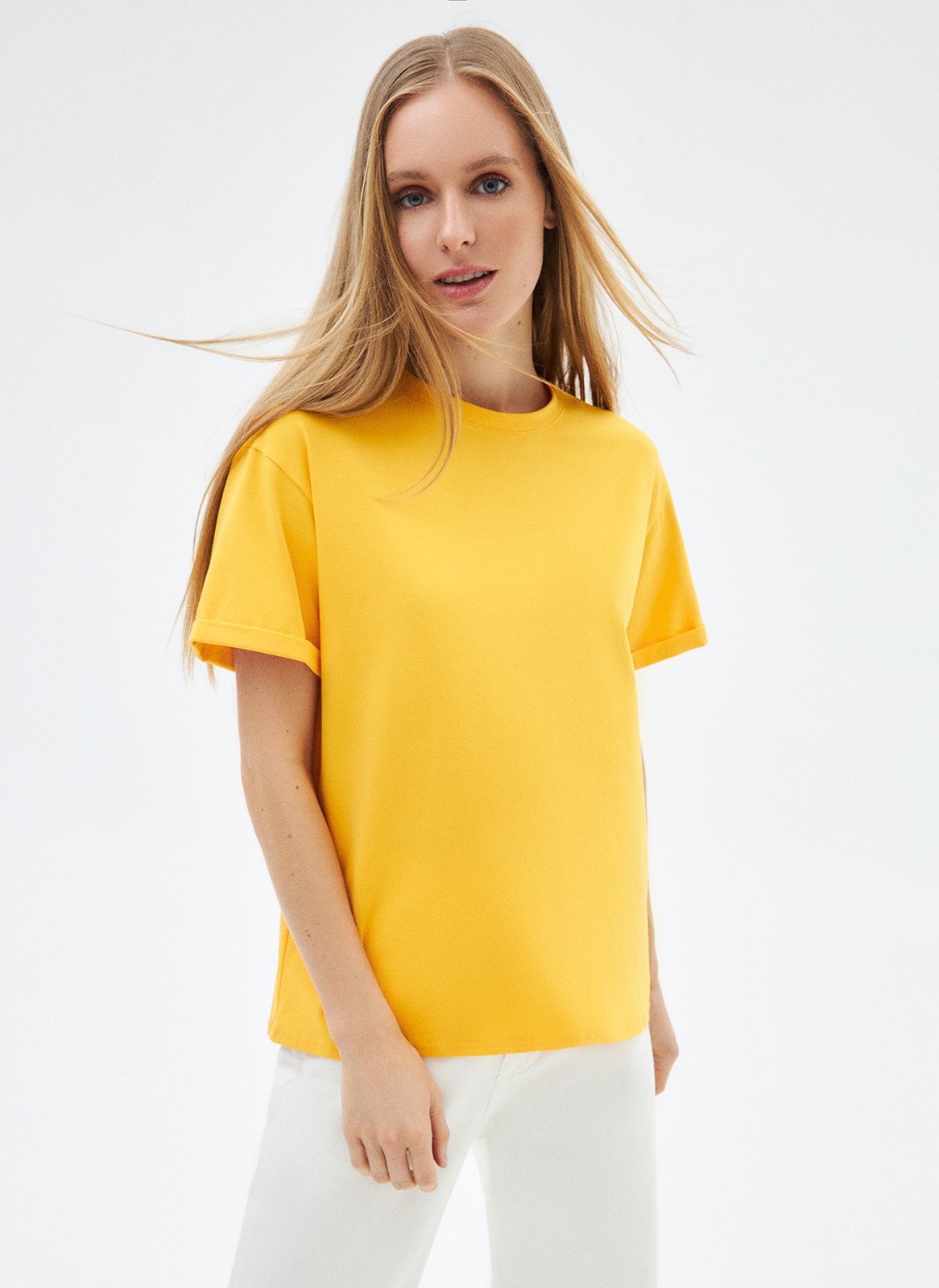 


Футболка из эластичного, мягкого хлопка. Базовая модель свободного кроя со спущенным плечом. Благодаря материалу в футболке комфортно целый день идеально для жаркого времени года. Носите с джинсами, юбками и брюками.