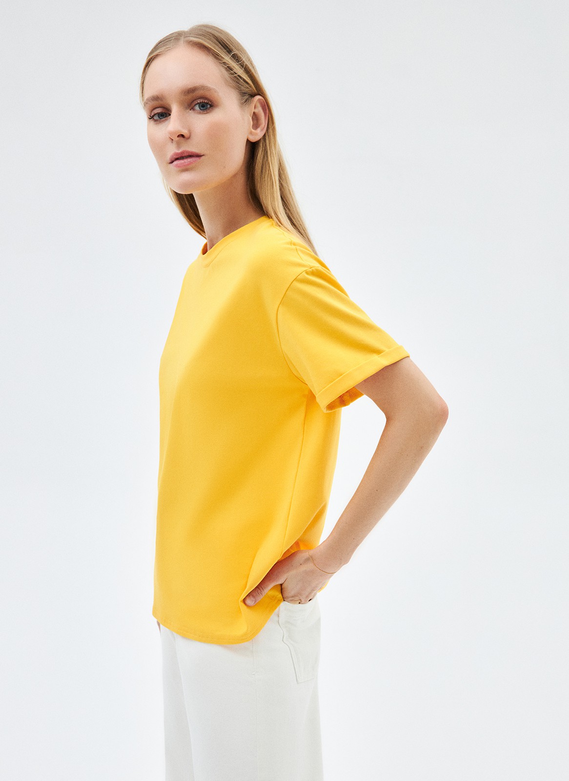 


Футболка из эластичного, мягкого хлопка. Базовая модель свободного кроя со спущенным плечом. Благодаря материалу в футболке комфортно целый день идеально для жаркого времени года. Носите с джинсами, юбками и брюками.