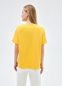 


Футболка из эластичного, мягкого хлопка. Базовая модель свободного кроя со спущенным плечом. Благодаря материалу в футболке комфортно целый день идеально для жаркого времени года. Носите с джинсами, юбками и брюками.