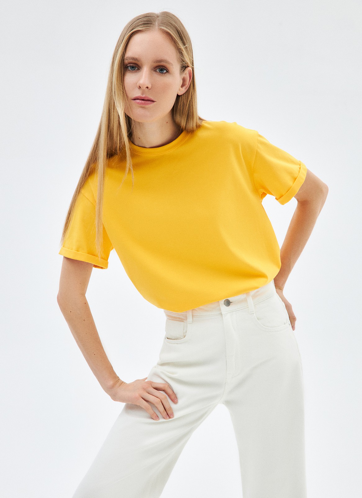 


Футболка из эластичного, мягкого хлопка. Базовая модель свободного кроя со спущенным плечом. Благодаря материалу в футболке комфортно целый день идеально для жаркого времени года. Носите с джинсами, юбками и брюками.