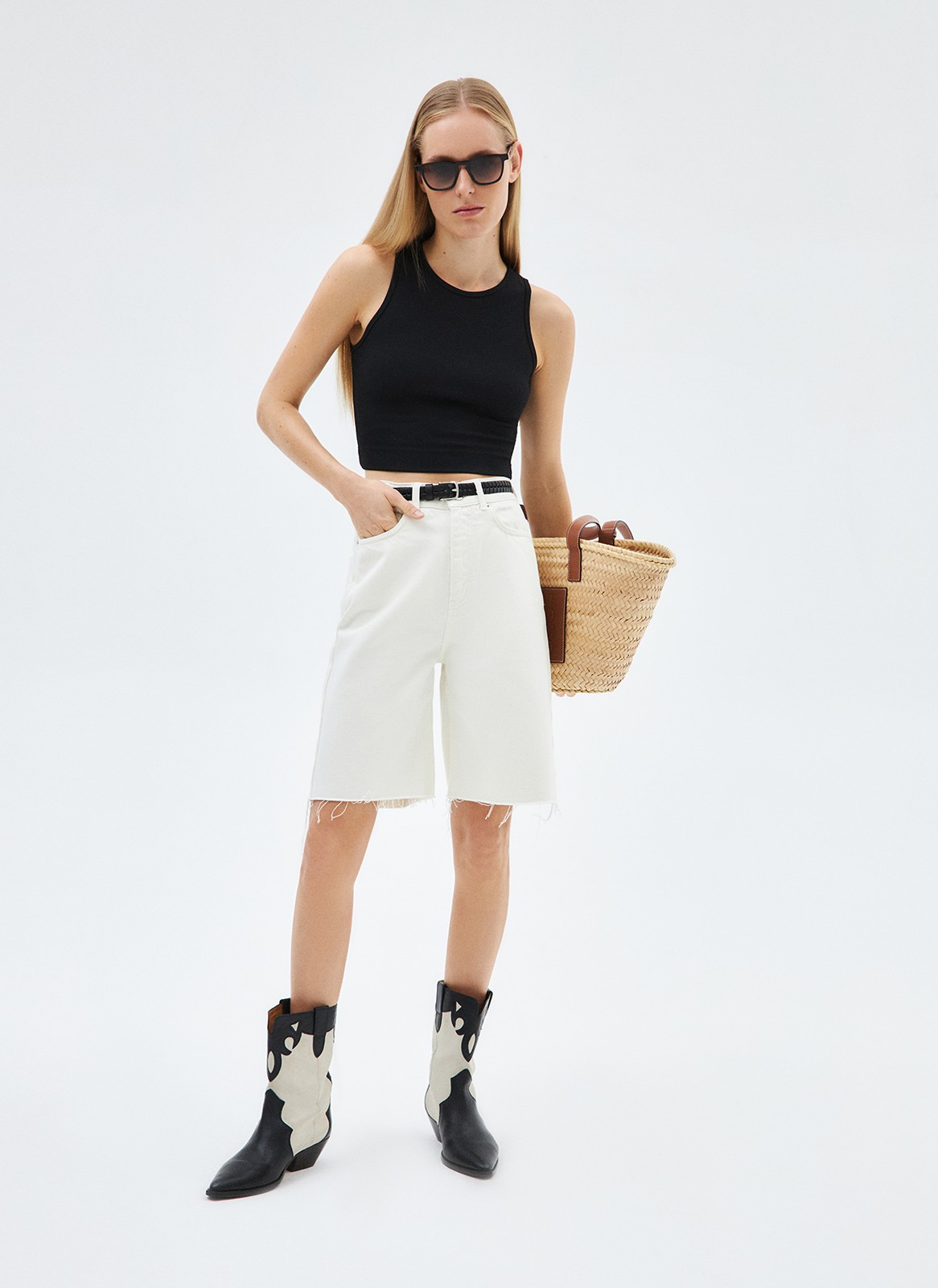 Топ укороченный, цвет: Черный Allweneed
Укороченный топ из мягкого трикотажа. Круглая горловина и широкая пройма. Это базовая модель, которую мы обязательно возьмём с собой в отпуск. Рекомендуем сочетать с изделиями на высокой посадке.