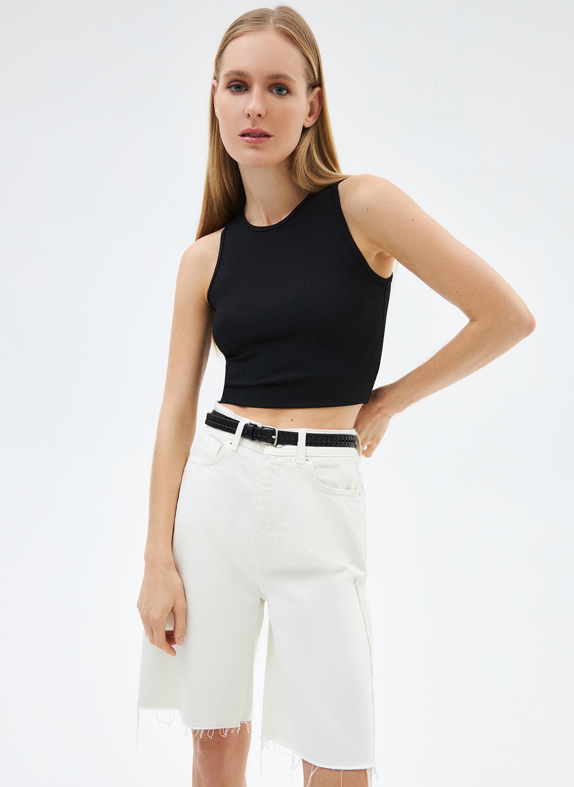 Топ укороченный, цвет: Черный Allweneed
Укороченный топ из мягкого трикотажа. Круглая горловина и широкая пройма. Это базовая модель, которую мы обязательно возьмём с собой в отпуск. Рекомендуем сочетать с изделиями на высокой посадке.