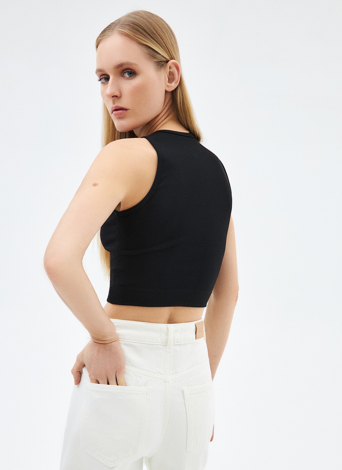 Топ укороченный, цвет: Черный Allweneed
Укороченный топ из мягкого трикотажа. Круглая горловина и широкая пройма. Это базовая модель, которую мы обязательно возьмём с собой в отпуск. Рекомендуем сочетать с изделиями на высокой посадке.