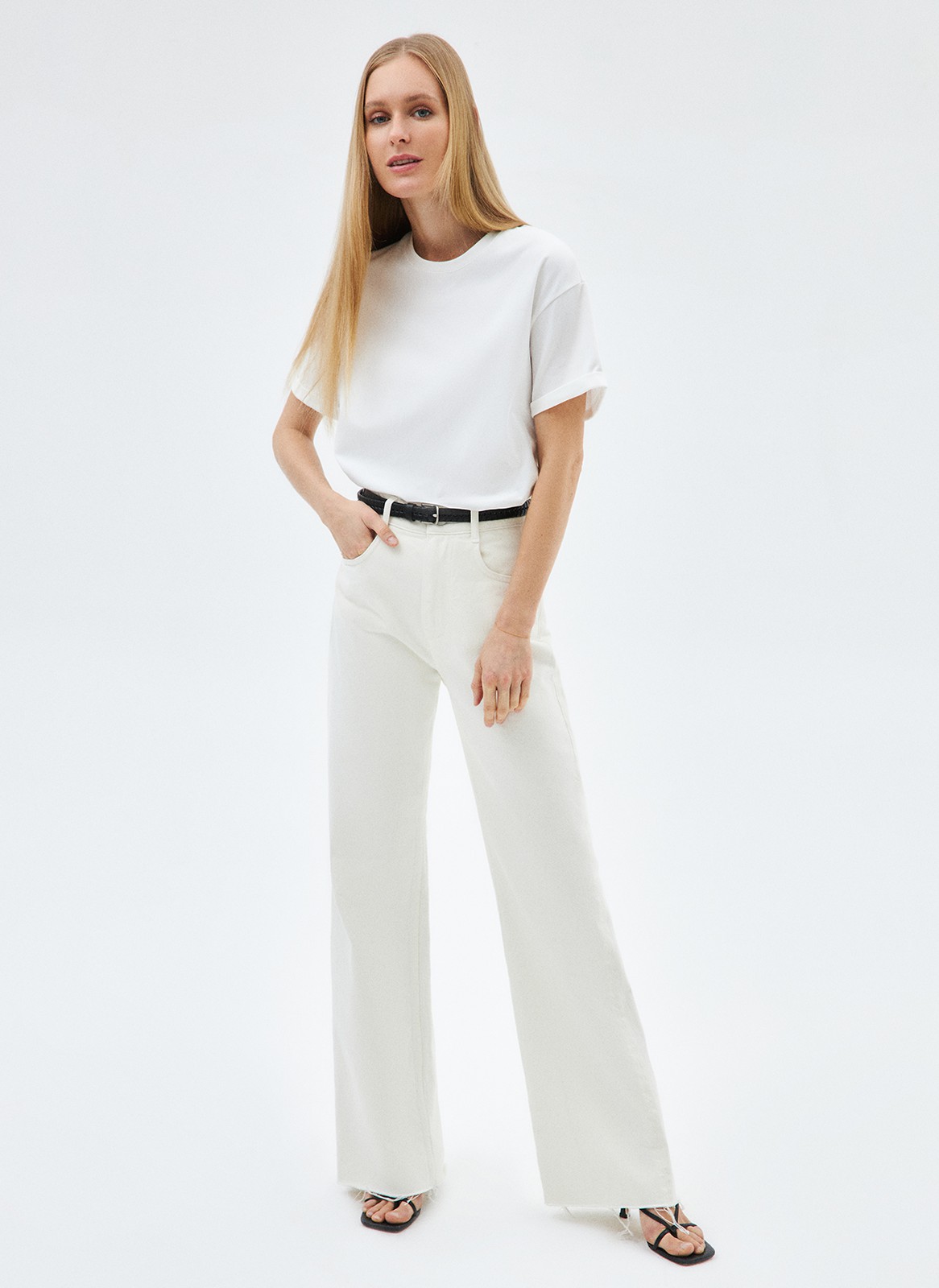 


Футболка из эластичного, мягкого хлопка. Базовая модель свободного кроя со спущенным плечом. Благодаря материалу в футболке комфортно целый день идеально для жаркого времени года. Носите с джинсами, юбками и брюками.