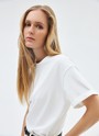 


Футболка из эластичного, мягкого хлопка. Базовая модель свободного кроя со спущенным плечом. Благодаря материалу в футболке комфортно целый день идеально для жаркого времени года. Носите с джинсами, юбками и брюками.