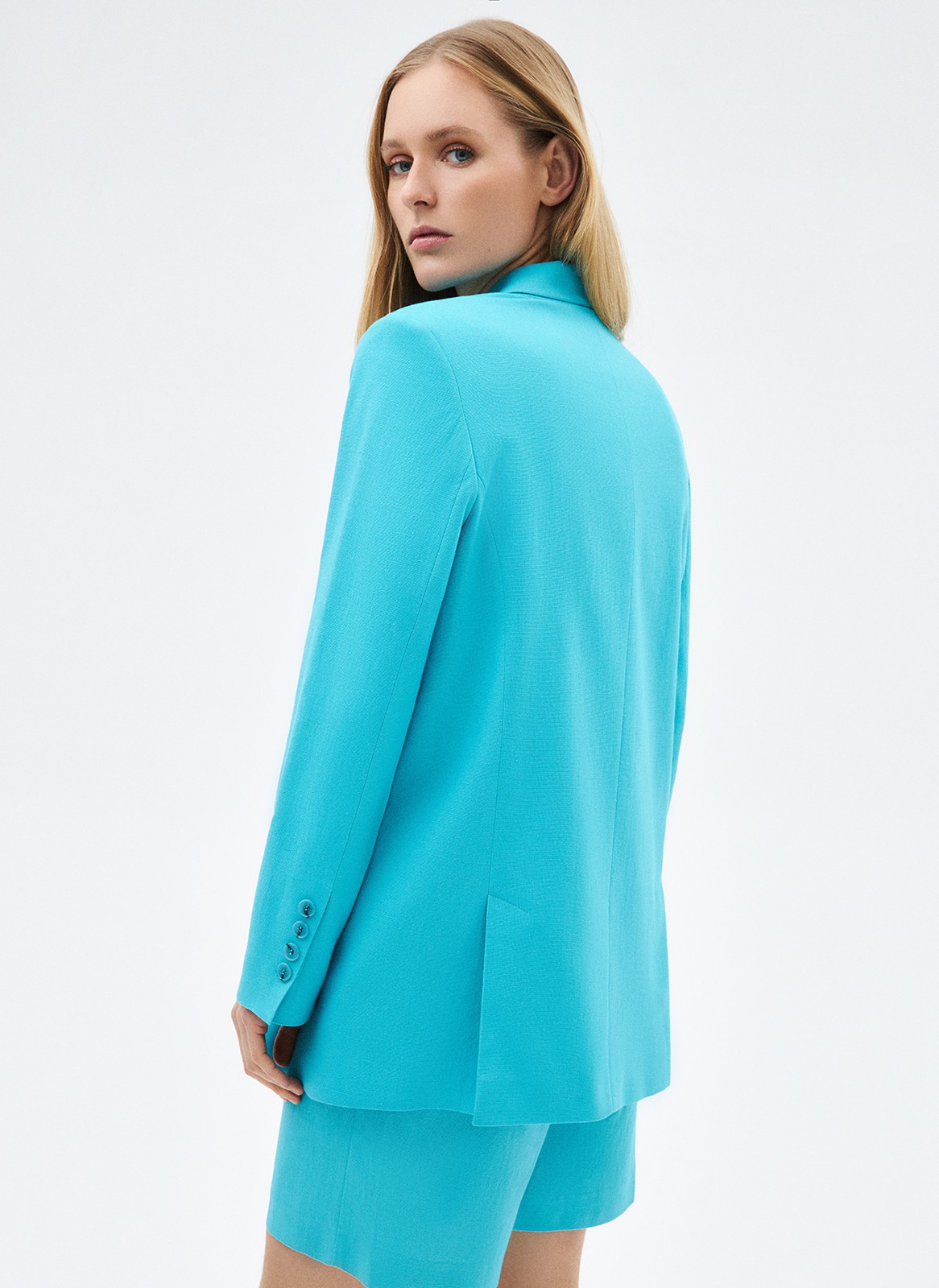 Жакет двубортный oversize, цвет: ярко-голубой Allweneed
Жакет двубортный изо льна. Нежаркая, свободная модель с классической линией плеча, воротником, лацканами и застёжкой на крупные пуговицы. Два базовых кармана с клапаном. Лён прочная натуральная ткань, прекрасно отводящая влагу. Материал охлаждает и дарит приятные тактильные ощущения. Носите жакет с шортам из новой коллекции или с летящими платьями и юбками.