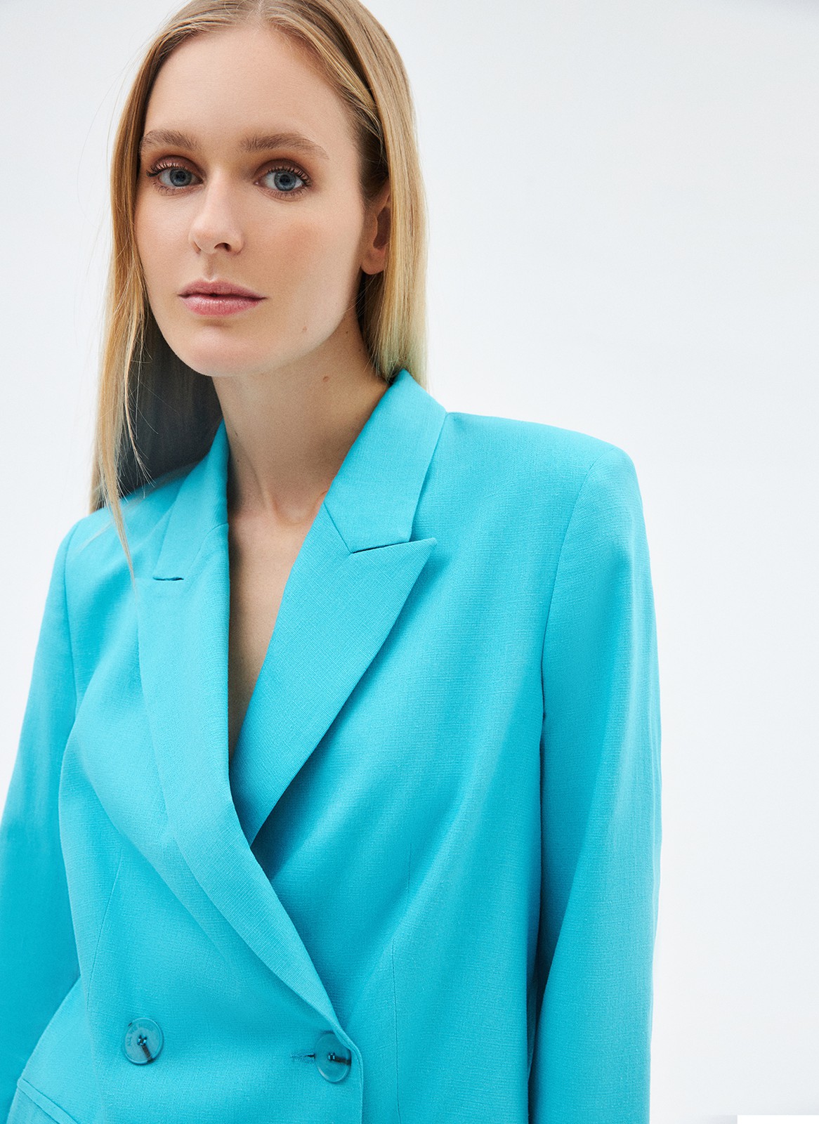 Жакет двубортный oversize, цвет: ярко-голубой Allweneed
Жакет двубортный изо льна. Нежаркая, свободная модель с классической линией плеча, воротником, лацканами и застёжкой на крупные пуговицы. Два базовых кармана с клапаном. Лён прочная натуральная ткань, прекрасно отводящая влагу. Материал охлаждает и дарит приятные тактильные ощущения. Носите жакет с шортам из новой коллекции или с летящими платьями и юбками.