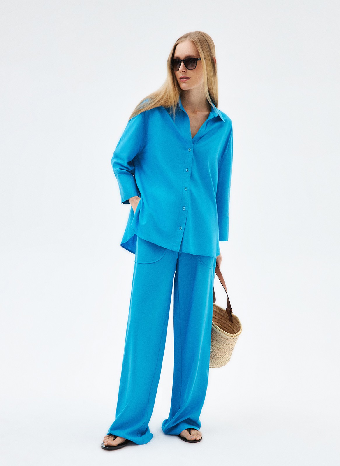 Рубашка oversize льняная, цвет: голубой Allweneed
Свободная рубашка изо льна. Натуральный лён хорошо отводит влагу, пропускает воздух и не вызывает аллергических реакций. Классический воротник, широкие манжеты и застёжка на пуговицы в тон. Спущенное плечо для свободы движений и дополнительного охлаждения. Рекомендуем сочетать с брюками или шортами из новой коллекции. В рубашке будет комфортно отправиться на пляж, прогулку по набережной или выйти в город.