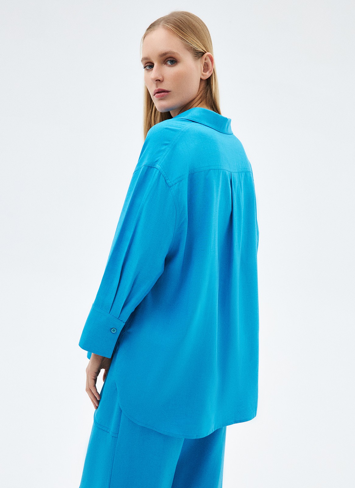 Рубашка oversize льняная, цвет: голубой Allweneed
Свободная рубашка изо льна. Натуральный лён хорошо отводит влагу, пропускает воздух и не вызывает аллергических реакций. Классический воротник, широкие манжеты и застёжка на пуговицы в тон. Спущенное плечо для свободы движений и дополнительного охлаждения. Рекомендуем сочетать с брюками или шортами из новой коллекции. В рубашке будет комфортно отправиться на пляж, прогулку по набережной или выйти в город.