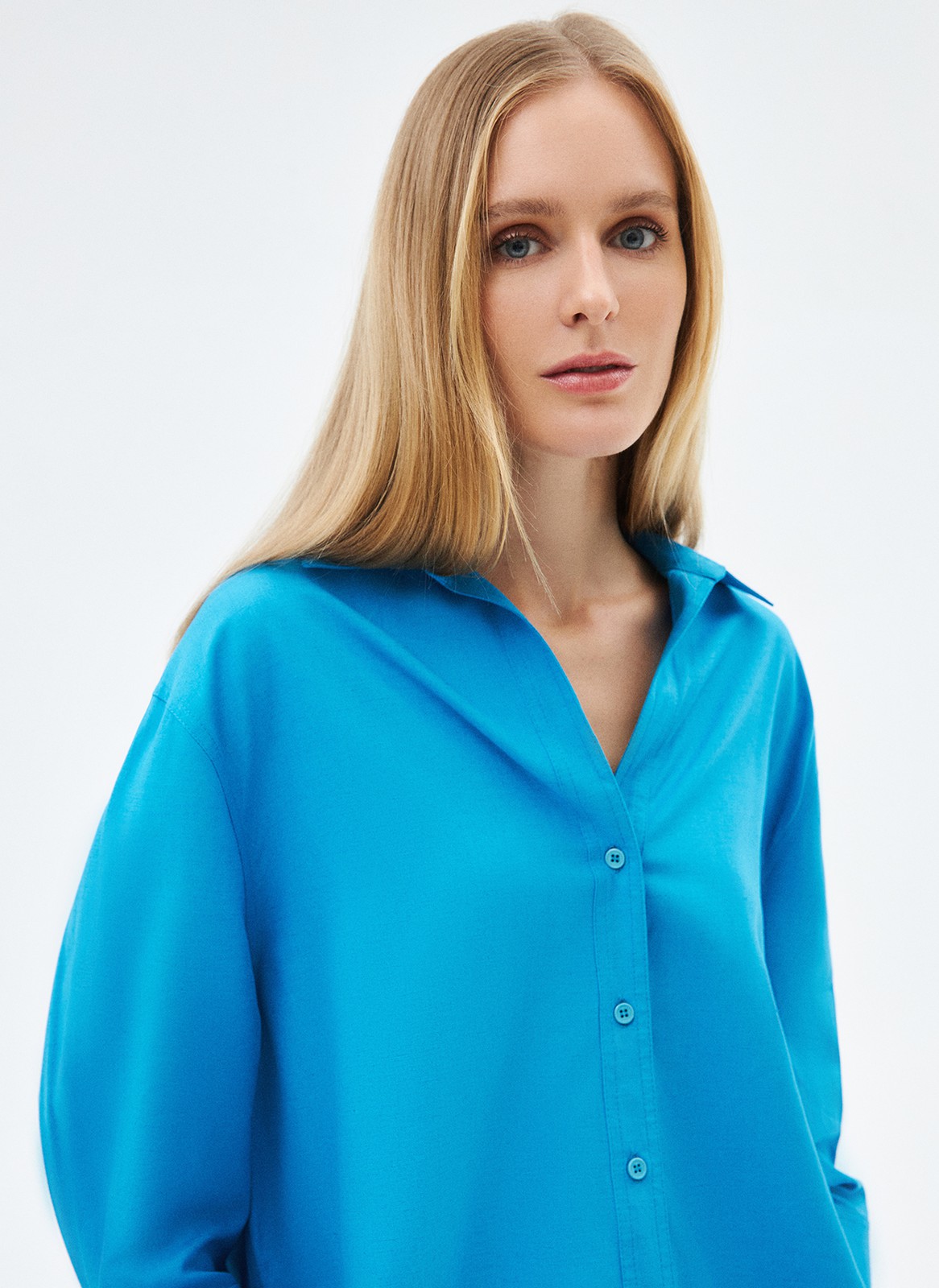 Рубашка oversize льняная, цвет: голубой Allweneed
Свободная рубашка изо льна. Натуральный лён хорошо отводит влагу, пропускает воздух и не вызывает аллергических реакций. Классический воротник, широкие манжеты и застёжка на пуговицы в тон. Спущенное плечо для свободы движений и дополнительного охлаждения. Рекомендуем сочетать с брюками или шортами из новой коллекции. В рубашке будет комфортно отправиться на пляж, прогулку по набережной или выйти в город.