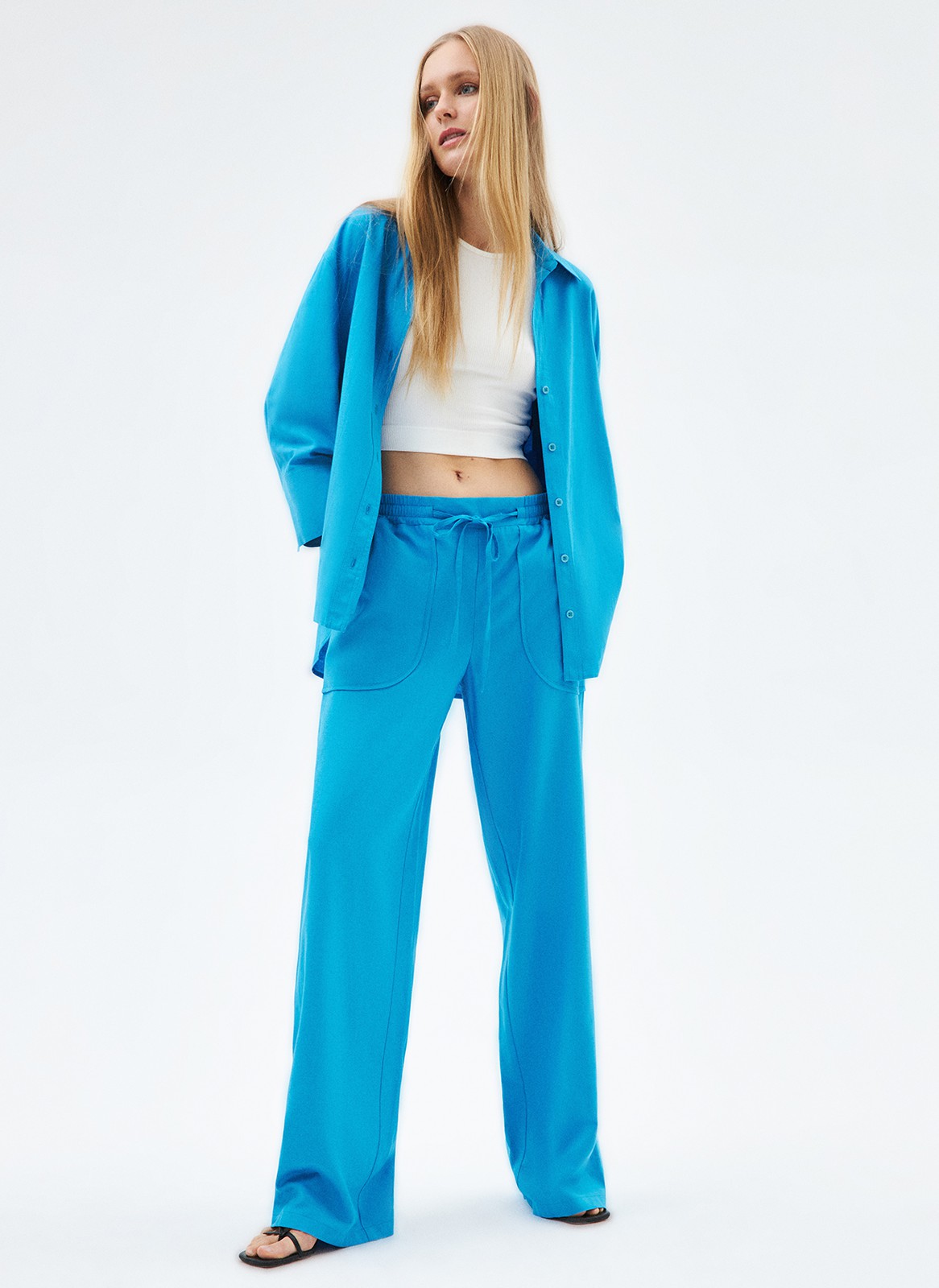Брюки свободные льняные, цвет: голубой Allweneed
Свободные брюки с эластичным поясом. Мы создали модель изо льна. Натуральный лён хорошо отводит влагу, пропускает воздух и не вызывает аллергических реакций. Посадка на уровне талии и две завязки для фиксации. Два глубоких кармана, чтобы захватить с собой телефон. Носите с рубашкой в тон или самостоятельно с любимым топом.
