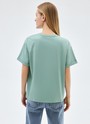


Футболка из эластичного, мягкого хлопка. Базовая модель свободного кроя со спущенным плечом. Благодаря материалу в футболке комфортно целый день идеально для жаркого времени года. Носите с джинсами, юбками и брюками.