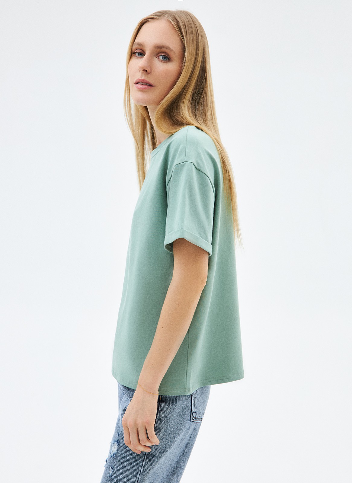 


Футболка из эластичного, мягкого хлопка. Базовая модель свободного кроя со спущенным плечом. Благодаря материалу в футболке комфортно целый день идеально для жаркого времени года. Носите с джинсами, юбками и брюками.