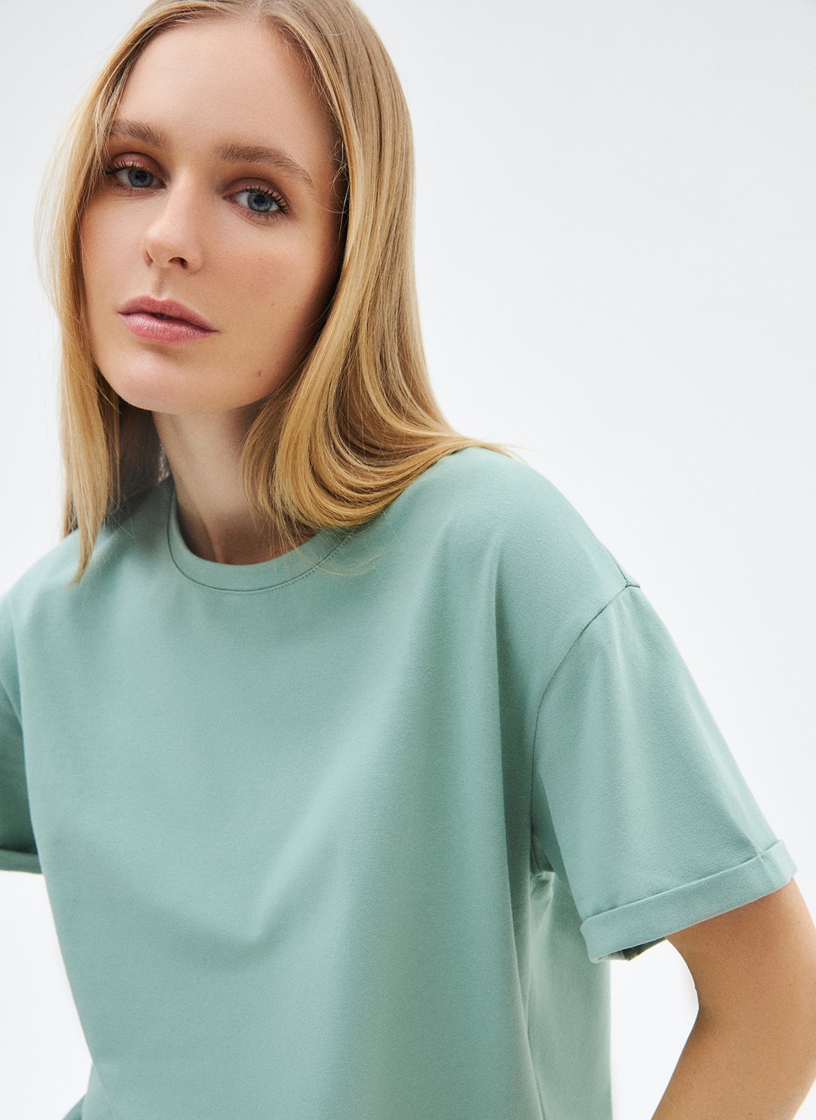 


Футболка из эластичного, мягкого хлопка. Базовая модель свободного кроя со спущенным плечом. Благодаря материалу в футболке комфортно целый день идеально для жаркого времени года. Носите с джинсами, юбками и брюками.