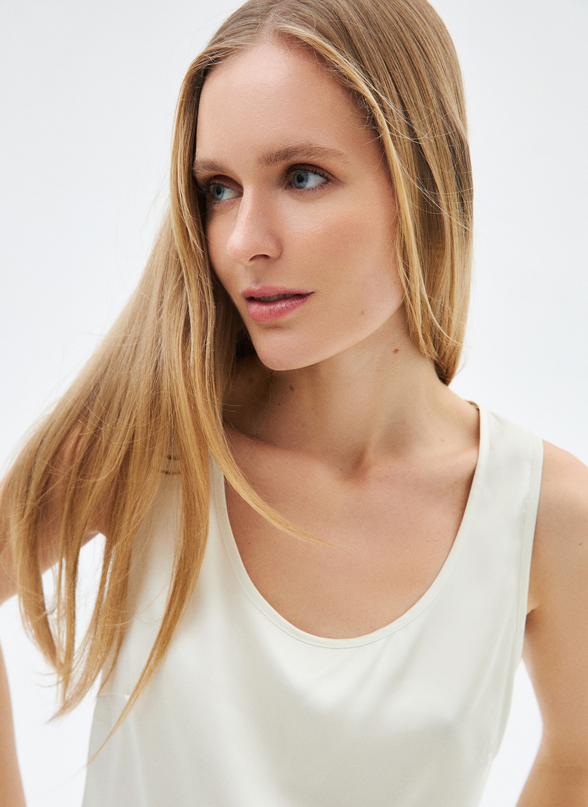 Топ на широких бретелях, цвет: светло-бежевый Allweneed
Топ на широких бретелях. Лаконичная модель. Мы тщательно выбирали ткань с правильной плотностью, чтобы изделие прослужило вам долго. Широкие бретели, округлый вырез и вытачки для идеальной посадки. Носите с джинсами, шортами или романтичными юбками.