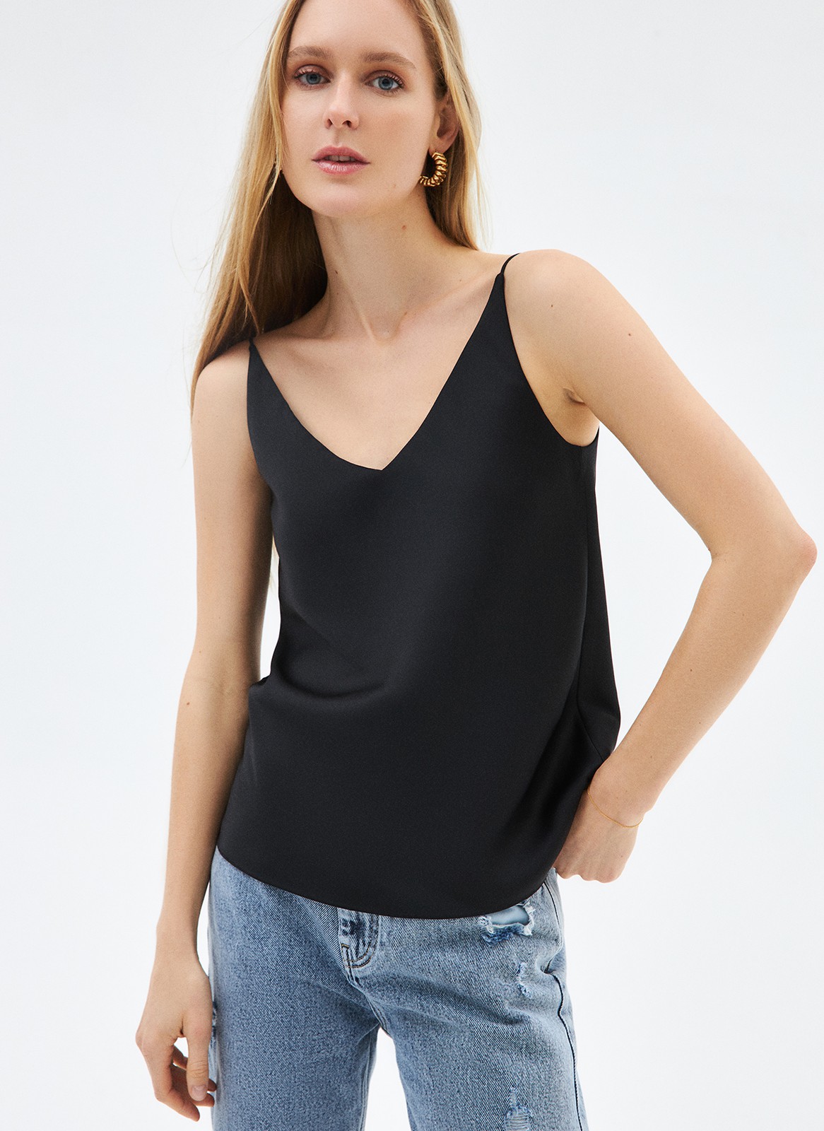 Топ на тонких бретелях, цвет: Черный Allweneed
Топ на тонких бретелях. Прямой силуэт не слишком облегает, а V-образный вырез подчёркивает красоту шеи и ключиц. В лёгкой вискозе вам будет комфортно даже в жаркую погоду.