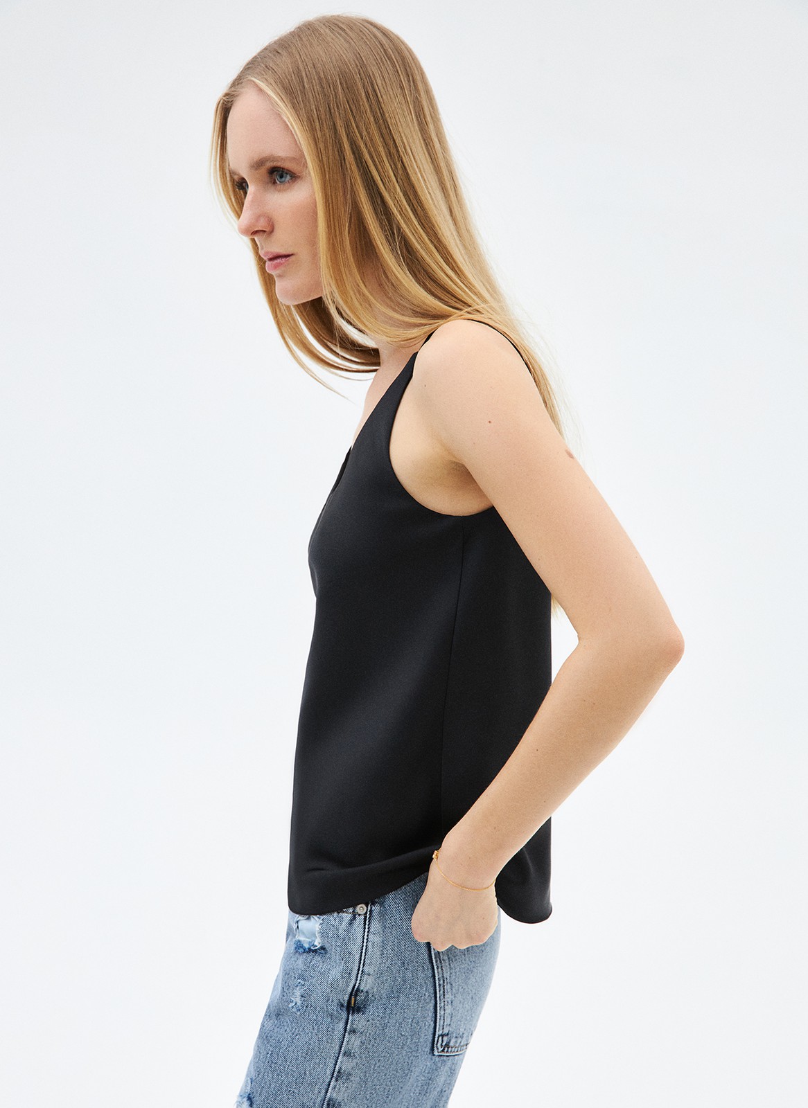 Топ на тонких бретелях, цвет: Черный Allweneed
Топ на тонких бретелях. Прямой силуэт не слишком облегает, а V-образный вырез подчёркивает красоту шеи и ключиц. В лёгкой вискозе вам будет комфортно даже в жаркую погоду.