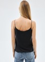 Топ на тонких бретелях, цвет: Черный Allweneed
Топ на тонких бретелях. Прямой силуэт не слишком облегает, а V-образный вырез подчёркивает красоту шеи и ключиц. В лёгкой вискозе вам будет комфортно даже в жаркую погоду.