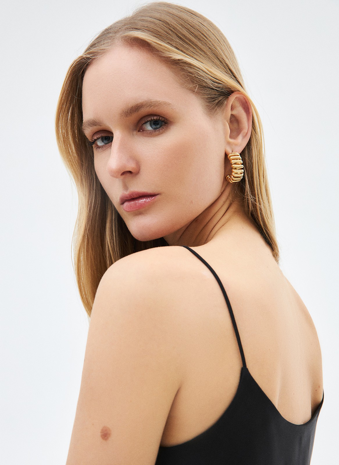 Топ на тонких бретелях, цвет: Черный Allweneed
Топ на тонких бретелях. Прямой силуэт не слишком облегает, а V-образный вырез подчёркивает красоту шеи и ключиц. В лёгкой вискозе вам будет комфортно даже в жаркую погоду.