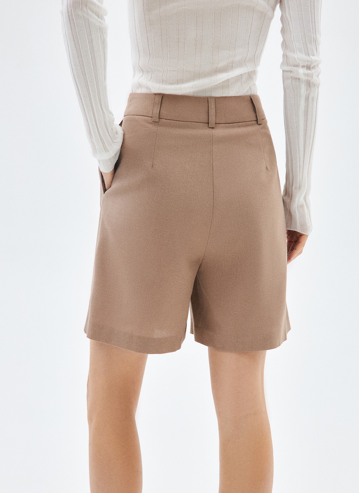 Шорты бермуды льняные, цвет: темно-бежевый Allweneed
Костюмные шорты изо льна охлаждающего материала, идеального для лета. Модель имеет застёжку на крупную пуговицу и молнию. Благодаря универсальной посадке на линии талии шорты хорошо смотрятся на любой фигуре. Носите их как альтернативу брюкам в жаркое время года.