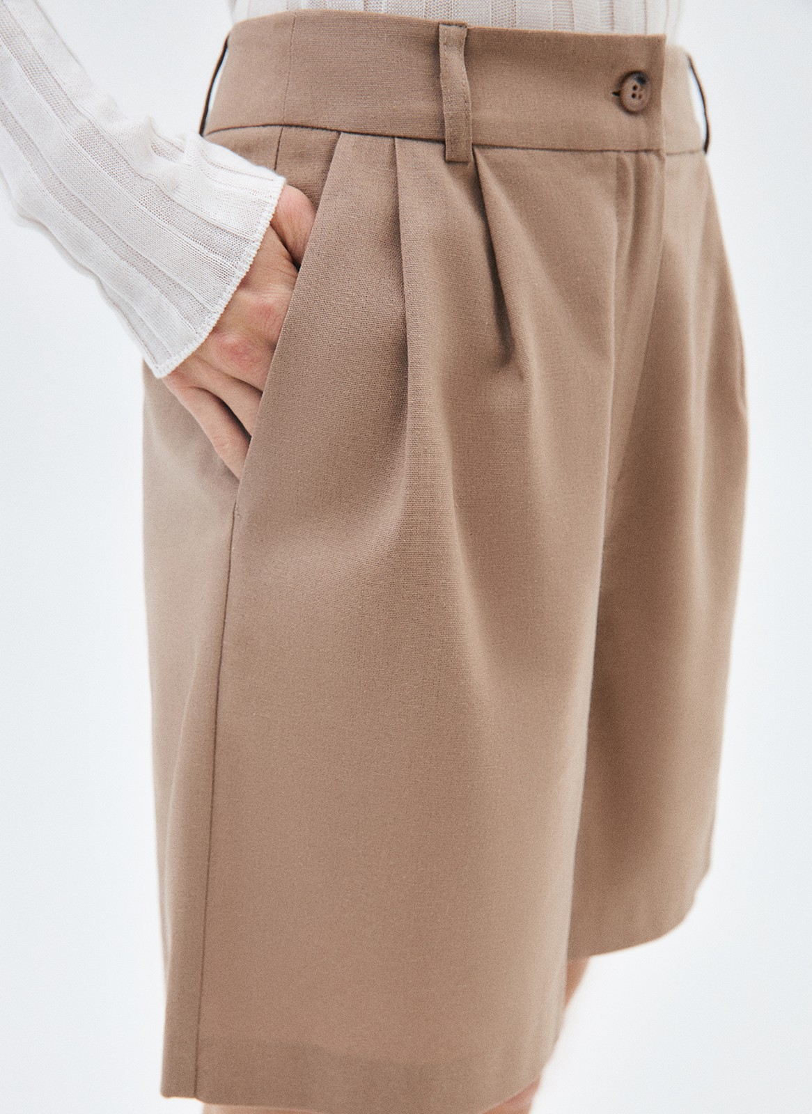 Шорты бермуды льняные, цвет: темно-бежевый Allweneed
Костюмные шорты изо льна охлаждающего материала, идеального для лета. Модель имеет застёжку на крупную пуговицу и молнию. Благодаря универсальной посадке на линии талии шорты хорошо смотрятся на любой фигуре. Носите их как альтернативу брюкам в жаркое время года.