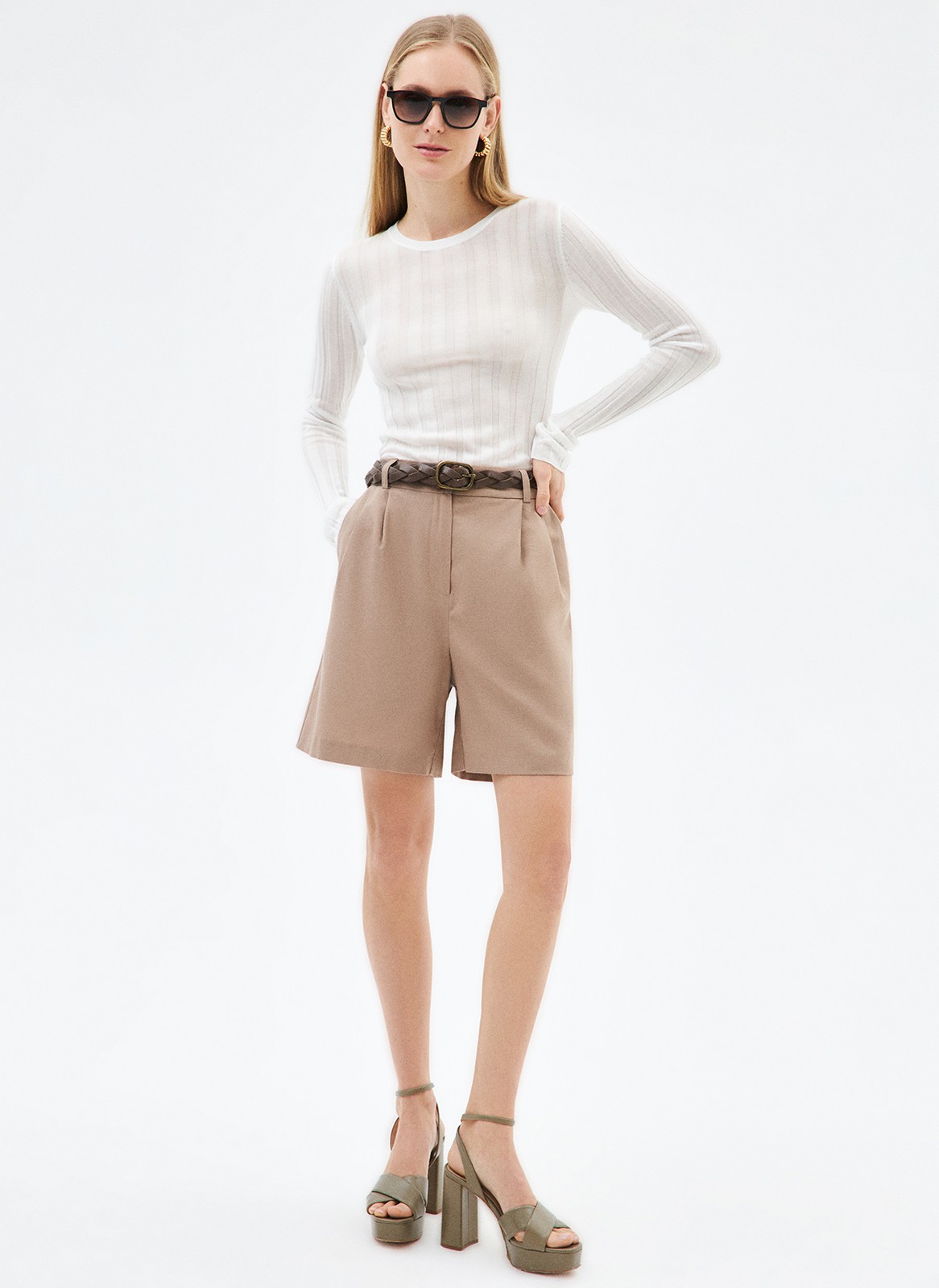 Шорты бермуды льняные, цвет: темно-бежевый Allweneed
Костюмные шорты изо льна охлаждающего материала, идеального для лета. Модель имеет застёжку на крупную пуговицу и молнию. Благодаря универсальной посадке на линии талии шорты хорошо смотрятся на любой фигуре. Носите их как альтернативу брюкам в жаркое время года.