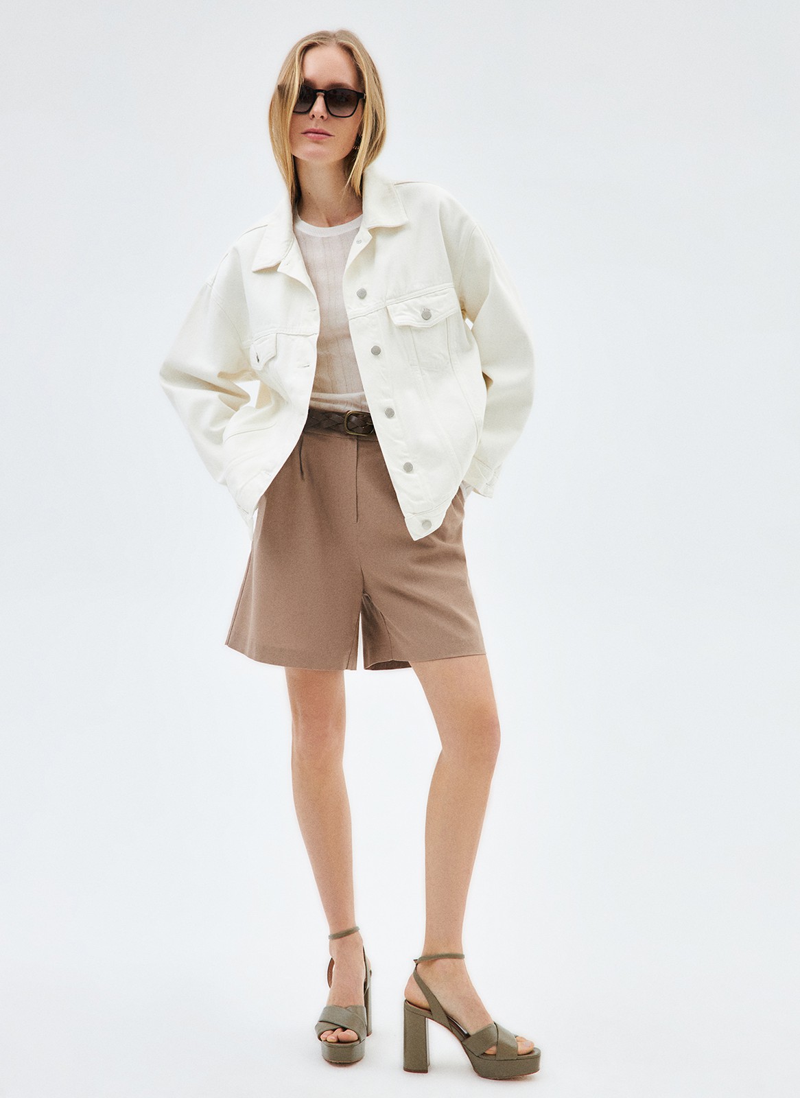 Шорты бермуды льняные, цвет: темно-бежевый Allweneed
Костюмные шорты изо льна охлаждающего материала, идеального для лета. Модель имеет застёжку на крупную пуговицу и молнию. Благодаря универсальной посадке на линии талии шорты хорошо смотрятся на любой фигуре. Носите их как альтернативу брюкам в жаркое время года.