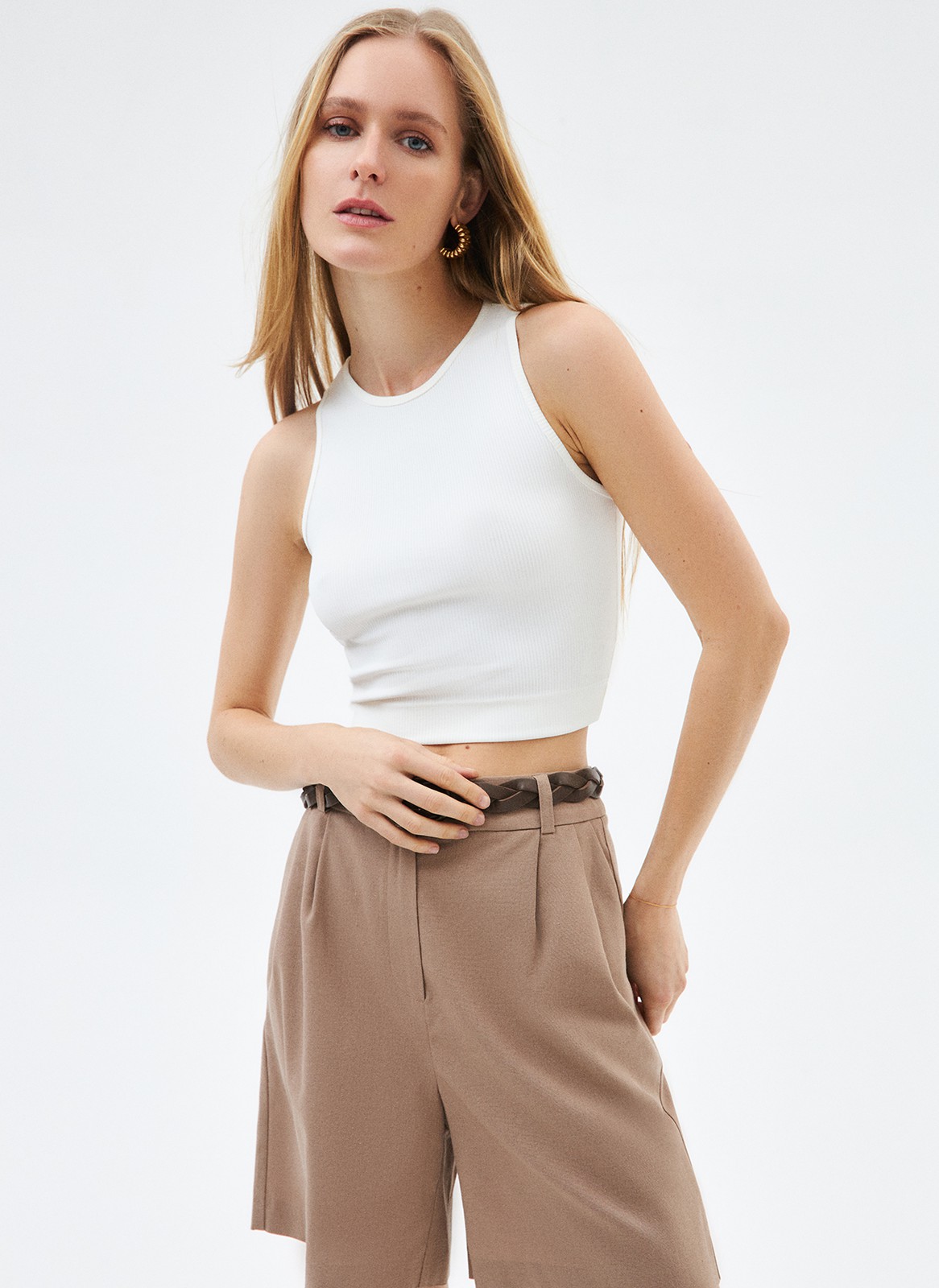 Топ укороченный, цвет: молочный Allweneed
Укороченный топ из мягкого трикотажа. Круглая горловина и широкая пройма. Это базовая модель, которую мы обязательно возьмём с собой в отпуск. Рекомендуем сочетать с изделиями на высокой посадке.