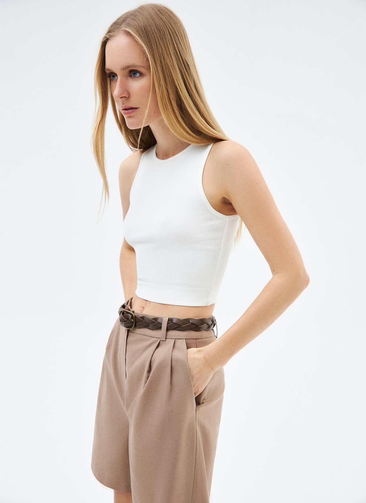 Топ укороченный, цвет: молочный Allweneed
Укороченный топ из мягкого трикотажа. Круглая горловина и широкая пройма. Это базовая модель, которую мы обязательно возьмём с собой в отпуск. Рекомендуем сочетать с изделиями на высокой посадке.