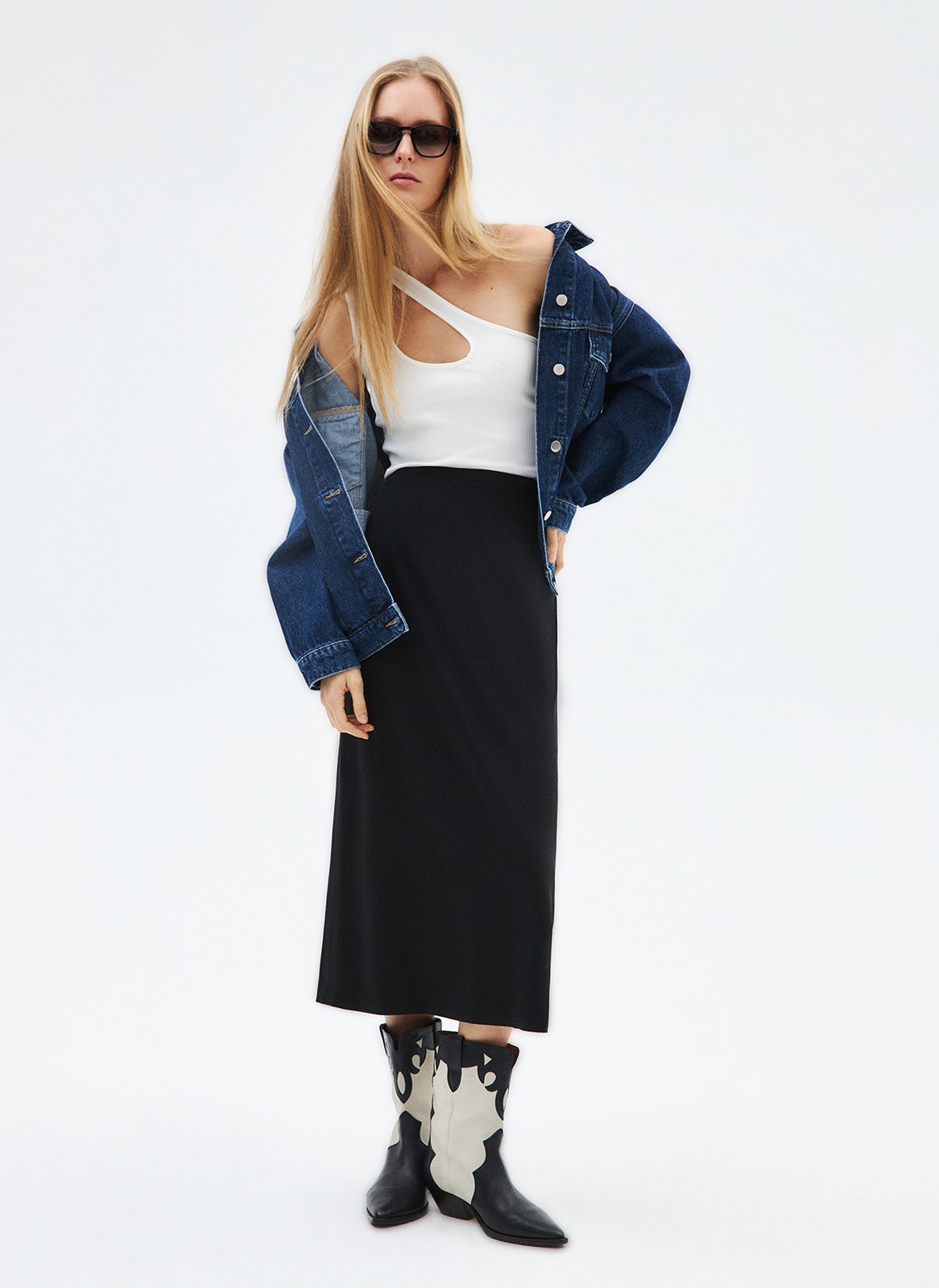 Юбка миди, цвет: Черный Allweneed
Юбка длины миди с посадкой на талии. Модель выполнена из тонкой струящейся ткани, которая в движении напоминает развевающийся на ветру парус. Материал имеет деликатный сатиновый блеск, который добавляет образу элегантности. Скрытая молния не бросается в глаза. Рекомендуем сочетать с жакетами из коллекции и носить с лёгкими топами, воздушными блузами и лонгсливами.