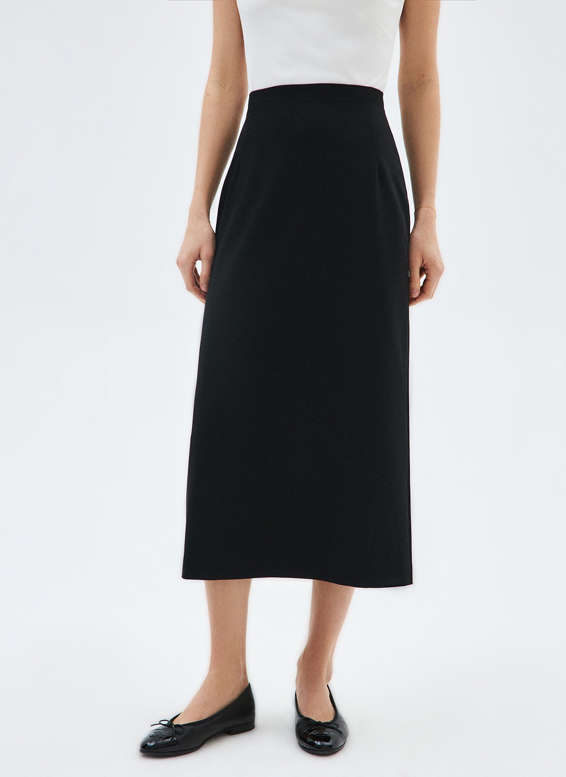 Юбка миди, цвет: Черный Allweneed
Юбка длины миди с посадкой на талии. Модель выполнена из тонкой струящейся ткани, которая в движении напоминает развевающийся на ветру парус. Материал имеет деликатный сатиновый блеск, который добавляет образу элегантности. Скрытая молния не бросается в глаза. Рекомендуем сочетать с жакетами из коллекции и носить с лёгкими топами, воздушными блузами и лонгсливами.