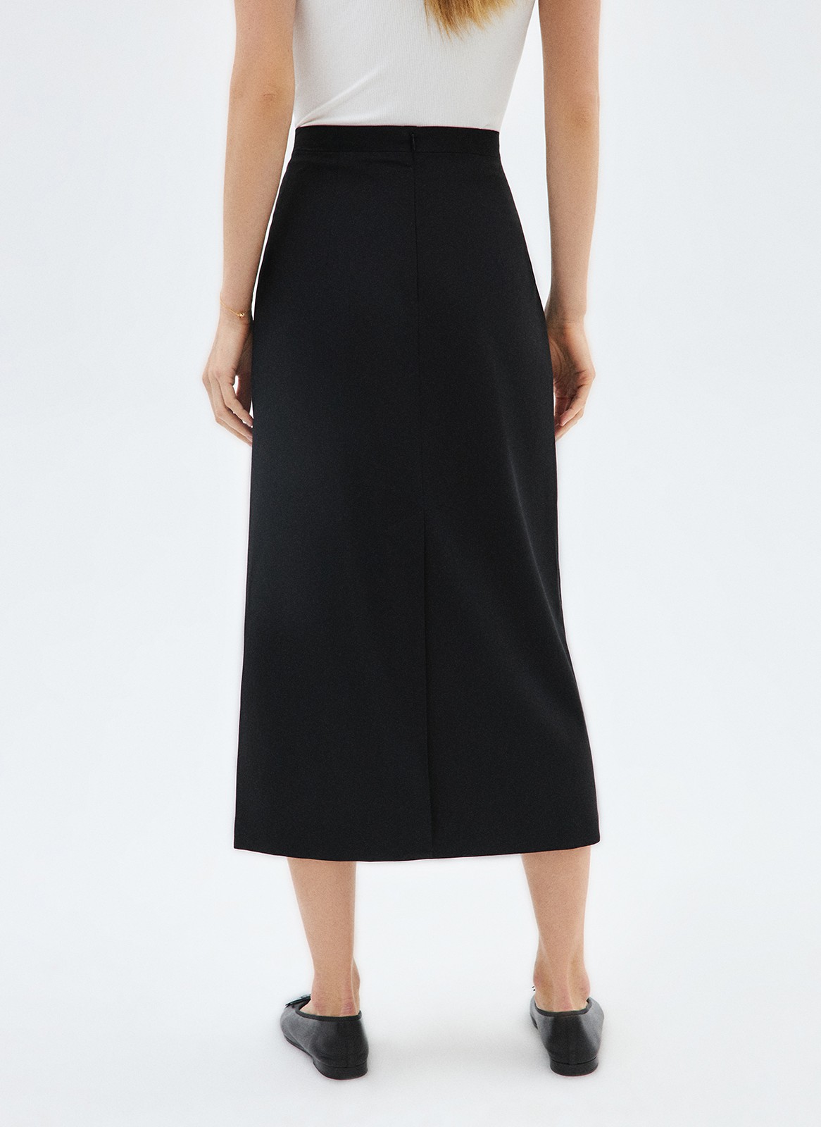 Юбка миди, цвет: Черный Allweneed
Юбка длины миди с посадкой на талии. Модель выполнена из тонкой струящейся ткани, которая в движении напоминает развевающийся на ветру парус. Материал имеет деликатный сатиновый блеск, который добавляет образу элегантности. Скрытая молния не бросается в глаза. Рекомендуем сочетать с жакетами из коллекции и носить с лёгкими топами, воздушными блузами и лонгсливами.