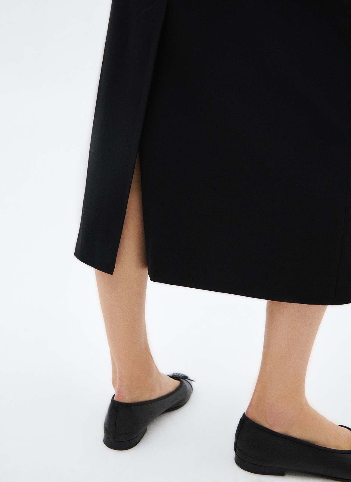 Юбка миди, цвет: Черный Allweneed
Юбка длины миди с посадкой на талии. Модель выполнена из тонкой струящейся ткани, которая в движении напоминает развевающийся на ветру парус. Материал имеет деликатный сатиновый блеск, который добавляет образу элегантности. Скрытая молния не бросается в глаза. Рекомендуем сочетать с жакетами из коллекции и носить с лёгкими топами, воздушными блузами и лонгсливами.