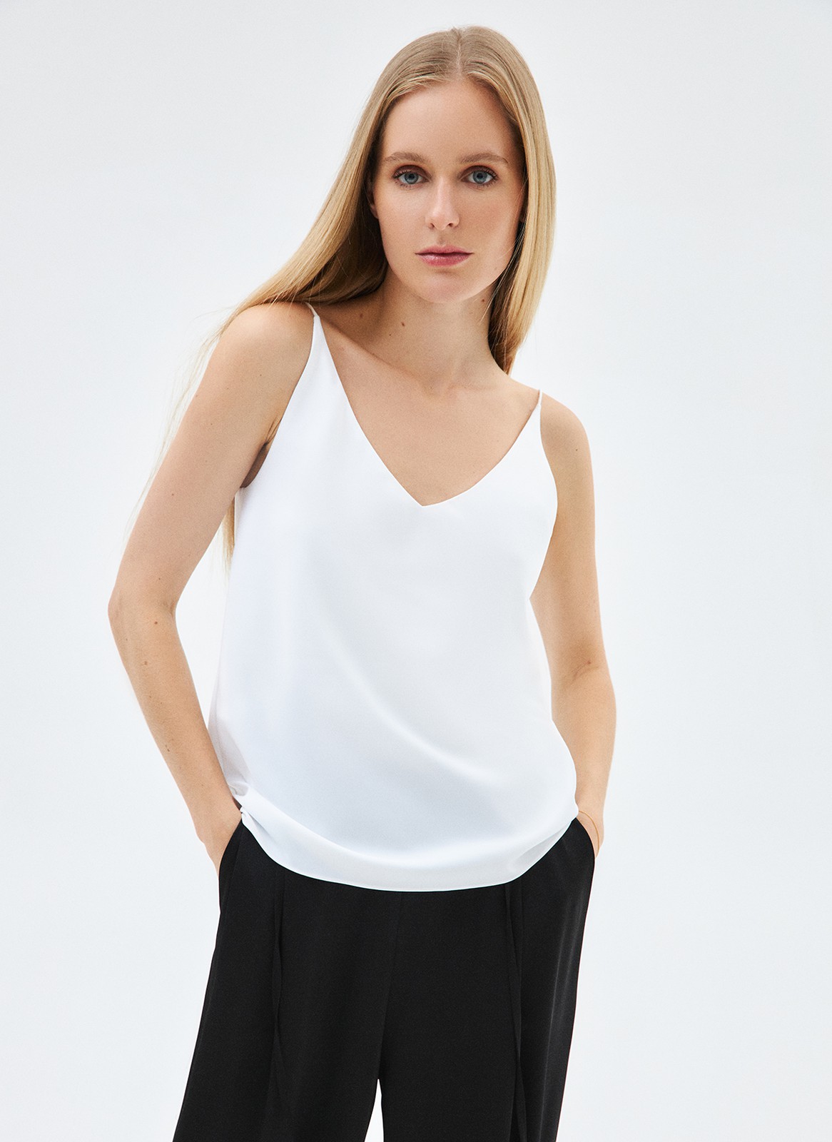 Топ на тонких бретелях, цвет: белый Allweneed
Топ на тонких бретелях. Прямой силуэт не слишком облегает, а V-образный вырез подчёркивает красоту шеи и ключиц. В лёгкой вискозе вам будет комфортно даже в жаркую погоду.