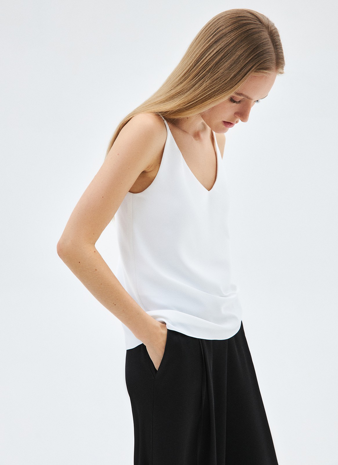 Топ на тонких бретелях, цвет: белый Allweneed
Топ на тонких бретелях. Прямой силуэт не слишком облегает, а V-образный вырез подчёркивает красоту шеи и ключиц. В лёгкой вискозе вам будет комфортно даже в жаркую погоду.