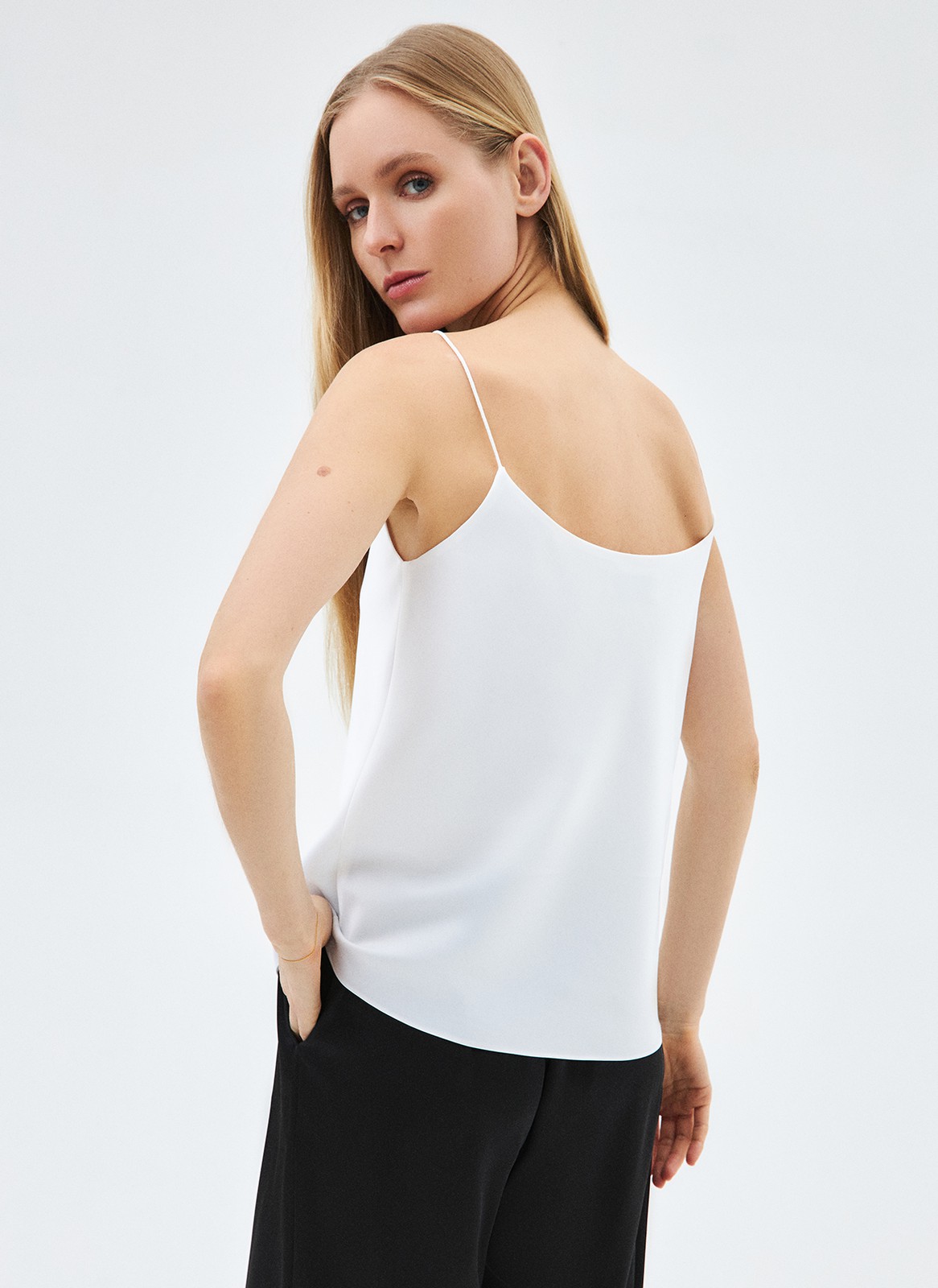 Топ на тонких бретелях, цвет: белый Allweneed
Топ на тонких бретелях. Прямой силуэт не слишком облегает, а V-образный вырез подчёркивает красоту шеи и ключиц. В лёгкой вискозе вам будет комфортно даже в жаркую погоду.