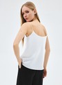 Топ на тонких бретелях, цвет: белый Allweneed
Топ на тонких бретелях. Прямой силуэт не слишком облегает, а V-образный вырез подчёркивает красоту шеи и ключиц. В лёгкой вискозе вам будет комфортно даже в жаркую погоду.