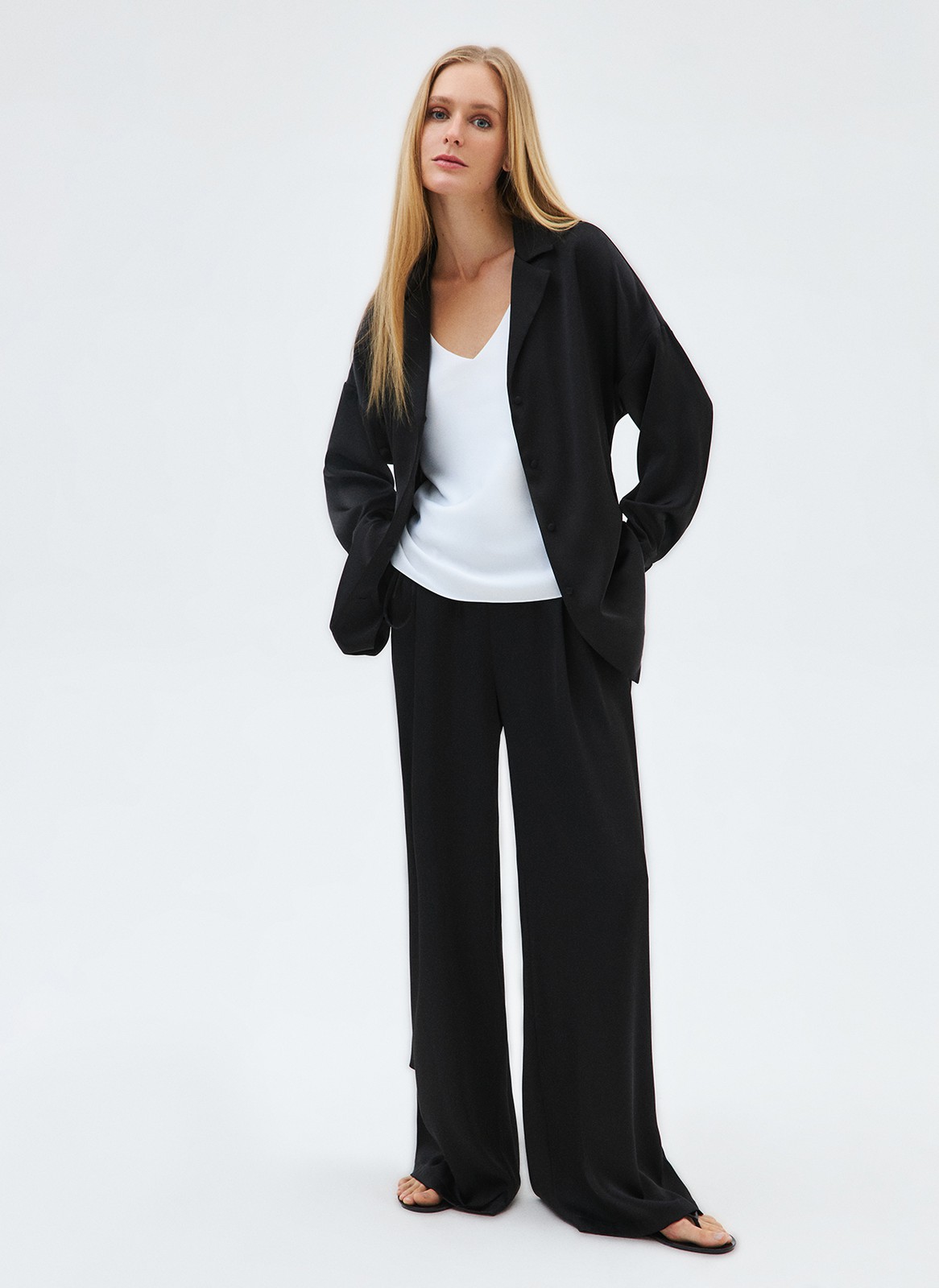 Брюки-палаццо, цвет: Черный Allweneed
Брюки полной длины из вискозы с благородным сатиновым блеском. Модель имеет эластичный пояс и завязки для лучшей посадки. Фасон удлиняет силуэт и создает правильные пропорции. Нам нравится, как брюки смотрятся вместе с рубашкой. Прекрасный выбор для транзита из поздней весны в жаркое лето.