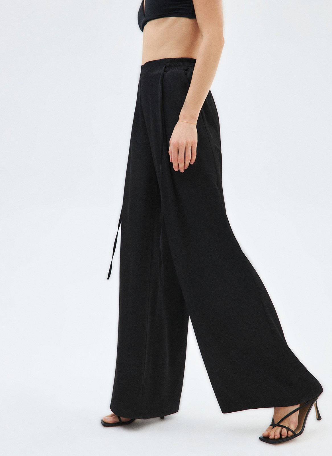 Брюки-палаццо, цвет: Черный Allweneed
Брюки полной длины из вискозы с благородным сатиновым блеском. Модель имеет эластичный пояс и завязки для лучшей посадки. Фасон удлиняет силуэт и создает правильные пропорции. Нам нравится, как брюки смотрятся вместе с рубашкой. Прекрасный выбор для транзита из поздней весны в жаркое лето.