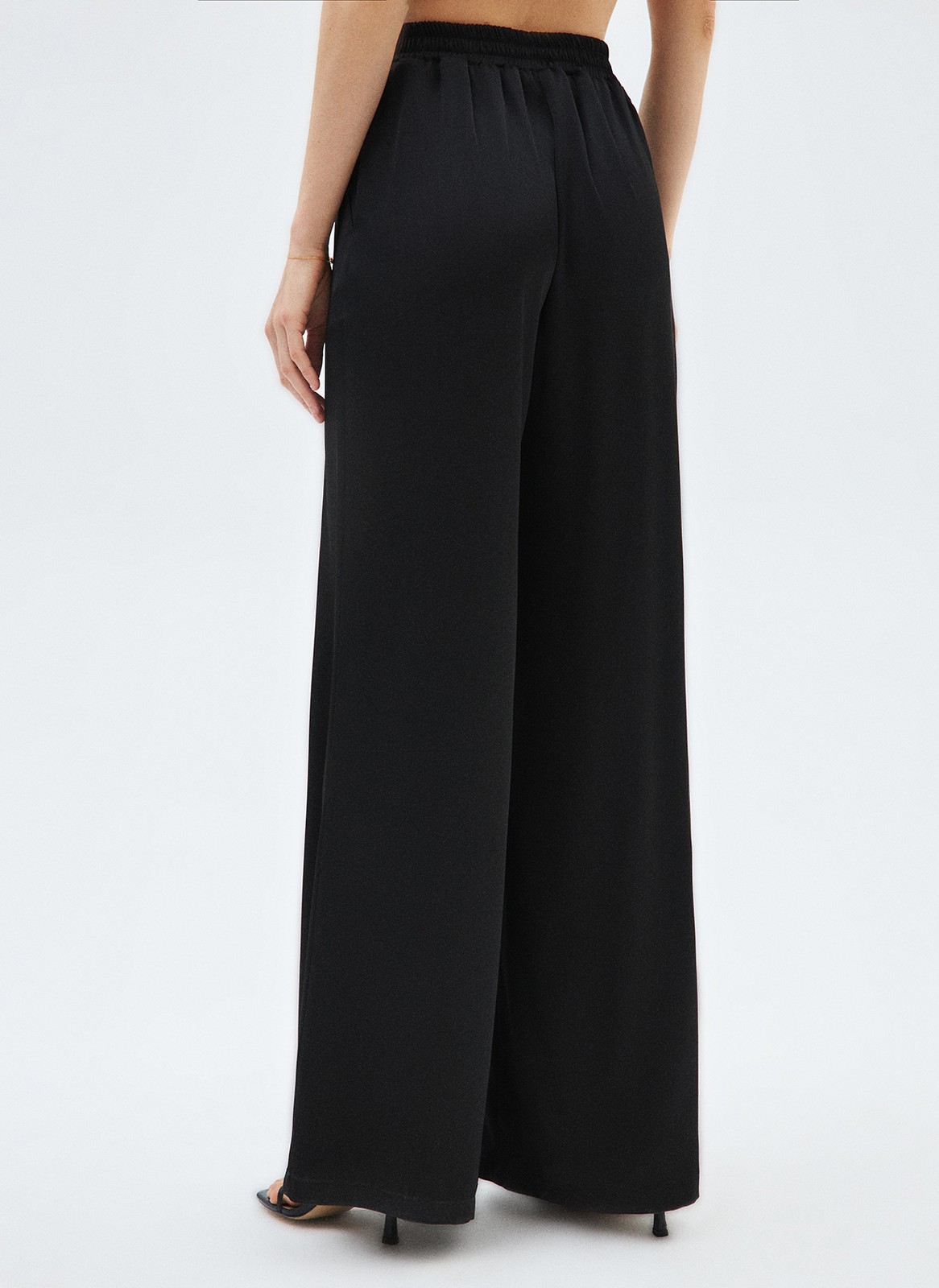 Брюки-палаццо, цвет: Черный Allweneed
Брюки полной длины из вискозы с благородным сатиновым блеском. Модель имеет эластичный пояс и завязки для лучшей посадки. Фасон удлиняет силуэт и создает правильные пропорции. Нам нравится, как брюки смотрятся вместе с рубашкой. Прекрасный выбор для транзита из поздней весны в жаркое лето.