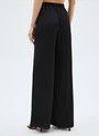 Брюки-палаццо, цвет: Черный Allweneed
Брюки полной длины из вискозы с благородным сатиновым блеском. Модель имеет эластичный пояс и завязки для лучшей посадки. Фасон удлиняет силуэт и создает правильные пропорции. Нам нравится, как брюки смотрятся вместе с рубашкой. Прекрасный выбор для транзита из поздней весны в жаркое лето.