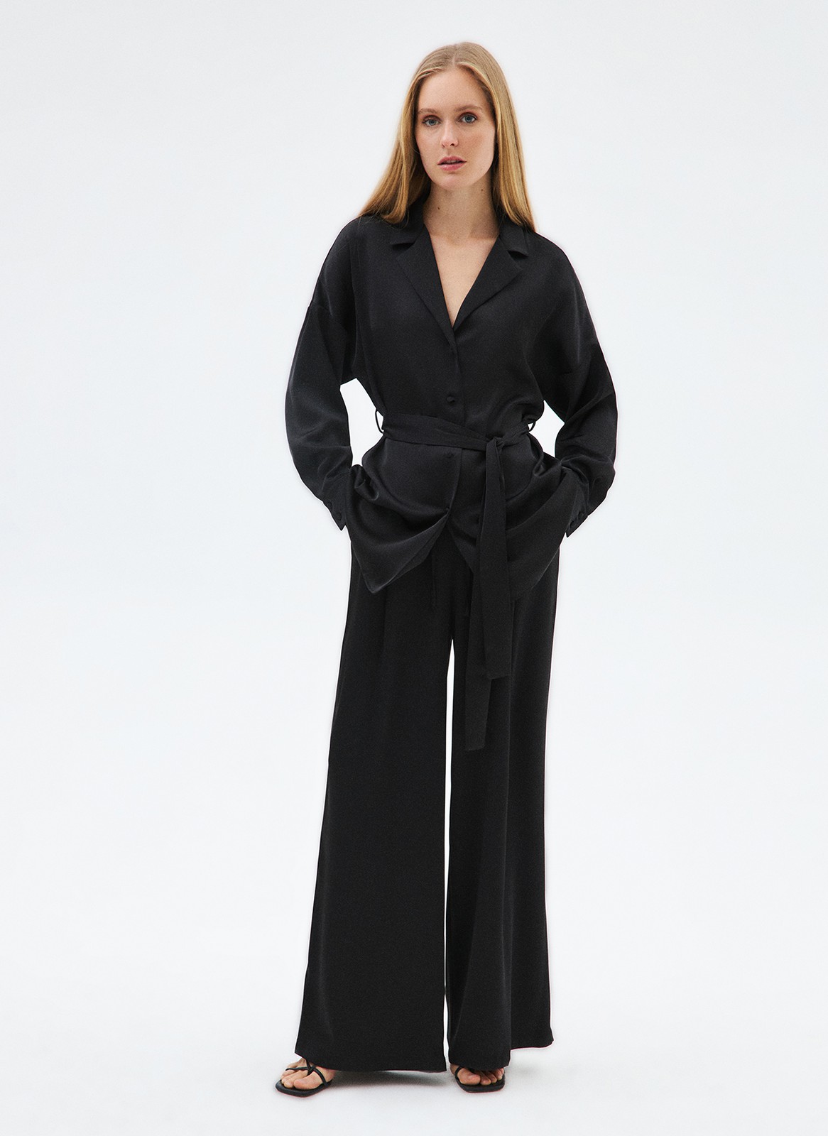 


Рубашка с поясом из вискозы. Лёгкая сатиновая ткань с деликатным блеском. Воротник с лацканами, спущенное плечо и планка с пуговицами в тон. Изделие дарит приятные тактильные ощущения благодаря невесомому материалу. Носите с брюками из новой коллекции или с платьями на манер кардигана.