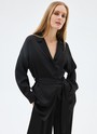 


Рубашка с поясом из вискозы. Лёгкая сатиновая ткань с деликатным блеском. Воротник с лацканами, спущенное плечо и планка с пуговицами в тон. Изделие дарит приятные тактильные ощущения благодаря невесомому материалу. Носите с брюками из новой коллекции или с платьями на манер кардигана.