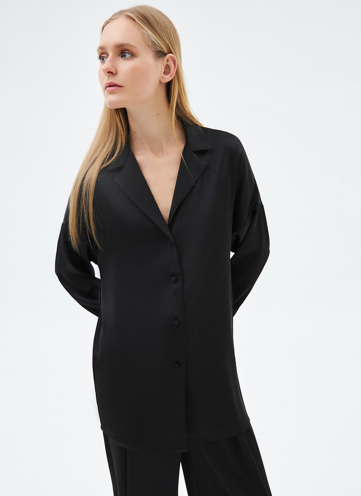 


Рубашка с поясом из вискозы. Лёгкая сатиновая ткань с деликатным блеском. Воротник с лацканами, спущенное плечо и планка с пуговицами в тон. Изделие дарит приятные тактильные ощущения благодаря невесомому материалу. Носите с брюками из новой коллекции или с платьями на манер кардигана.