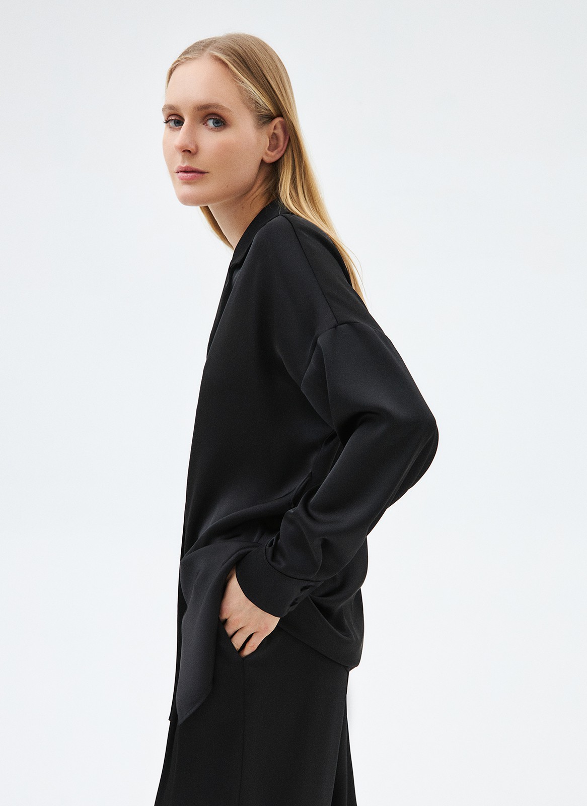 


Рубашка с поясом из вискозы. Лёгкая сатиновая ткань с деликатным блеском. Воротник с лацканами, спущенное плечо и планка с пуговицами в тон. Изделие дарит приятные тактильные ощущения благодаря невесомому материалу. Носите с брюками из новой коллекции или с платьями на манер кардигана.