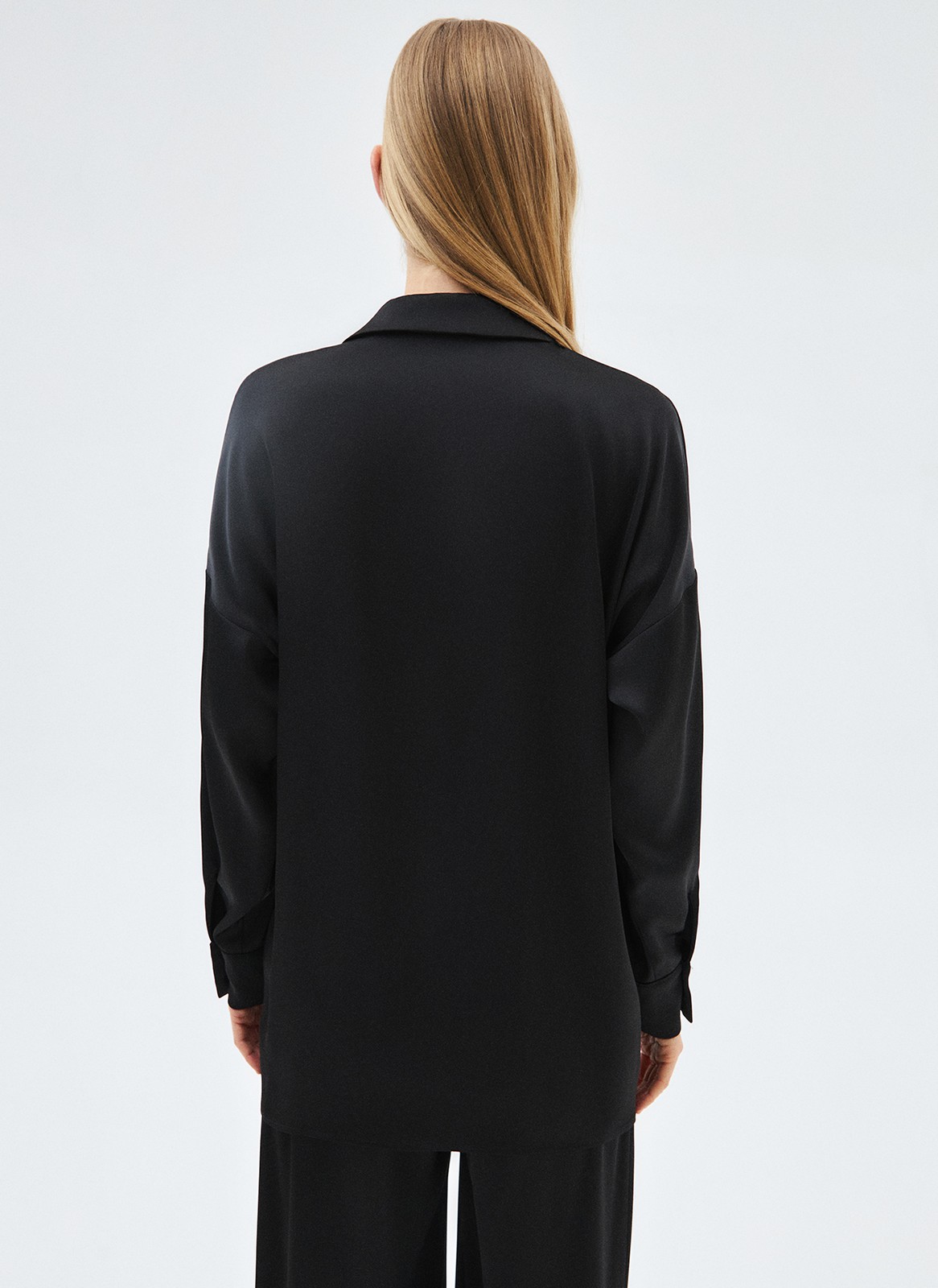 


Рубашка с поясом из вискозы. Лёгкая сатиновая ткань с деликатным блеском. Воротник с лацканами, спущенное плечо и планка с пуговицами в тон. Изделие дарит приятные тактильные ощущения благодаря невесомому материалу. Носите с брюками из новой коллекции или с платьями на манер кардигана.