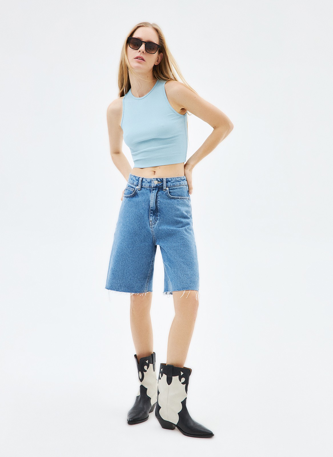 Топ укороченный, цвет: серо-голубой Allweneed
Укороченный топ из мягкого трикотажа. Круглая горловина и широкая пройма. Это базовая модель, которую мы обязательно возьмём с собой в отпуск. Рекомендуем сочетать с изделиями на высокой посадке.