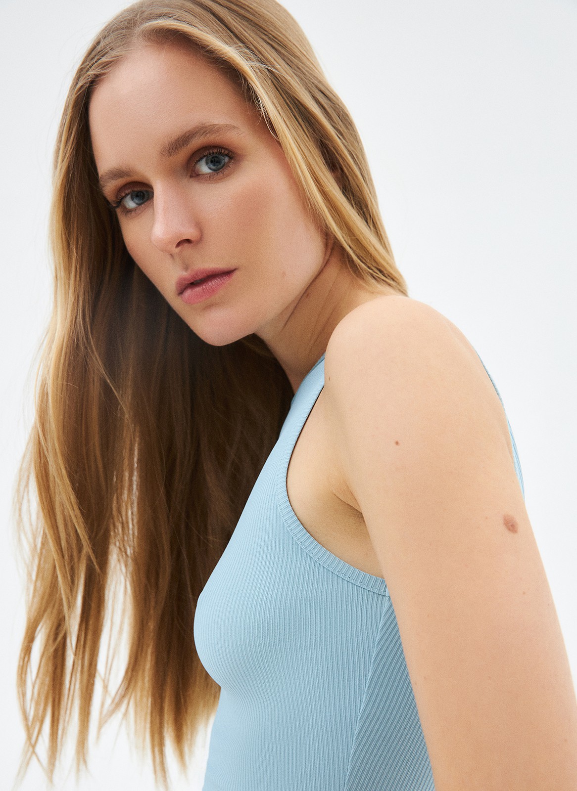 Топ укороченный, цвет: серо-голубой Allweneed
Укороченный топ из мягкого трикотажа. Круглая горловина и широкая пройма. Это базовая модель, которую мы обязательно возьмём с собой в отпуск. Рекомендуем сочетать с изделиями на высокой посадке.